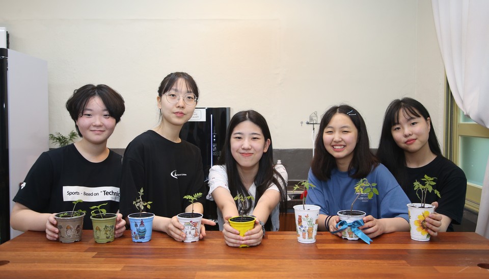 왼쪽부터 박주혜, 김혜인, 임서연, 김다은, 장혜경 학생