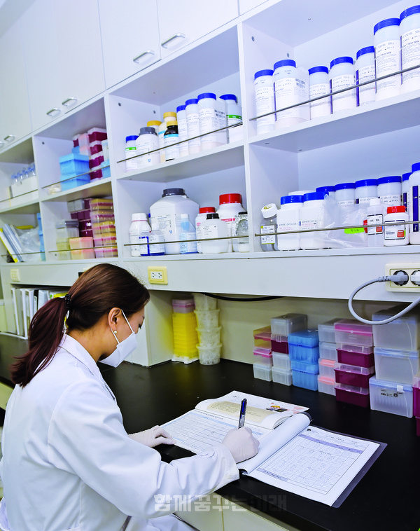 연구원들은 연구실 일상점검 체크리스트를 꼼꼼히 작성한 후 시험에 임한다.