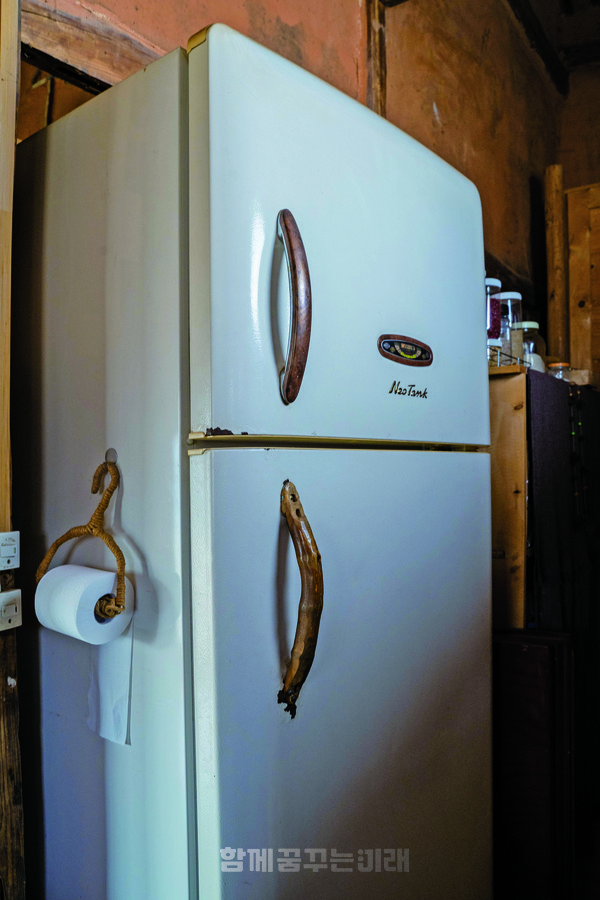 박 선생님이 23년 전 결혼 기념으로 구입했던 냉장고. 고장이 났었지만 고쳐서 사용중이라고.
