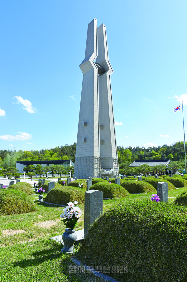 박관현 열사의 묘와 5·18민중항쟁추모탑. 이 나라 민주주의는 꽃잎처럼 떨어져내린 사람들 위로 핀 꽃이다.