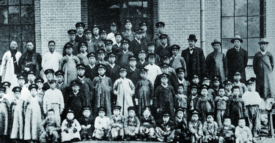 1908년 검은 두루마기를 입고 교모를 쓴 숭일학교 학생들(현 광주 숭일중)