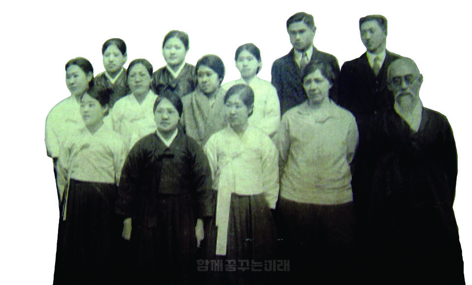 1920년대 흰저고리에 검은치마를 입었던 목포사립정명여학교 학생들