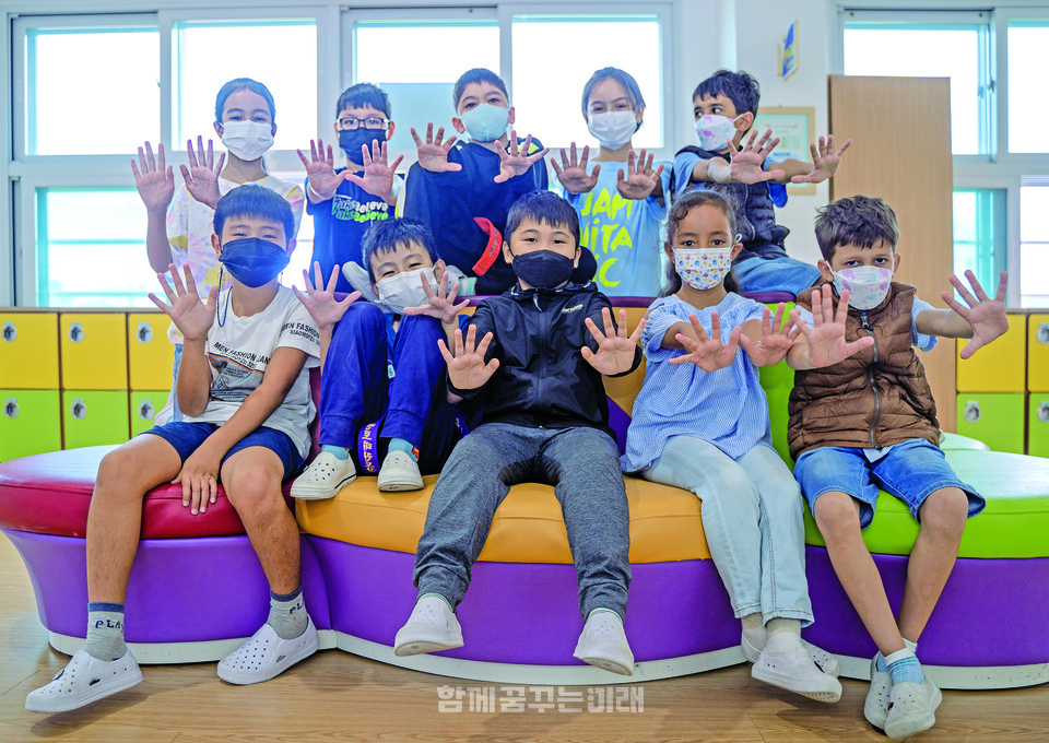 영암 삼호서초 한국어학급 ‘행복교실’에서 공부하고 있는 10명의 외국인 학생들