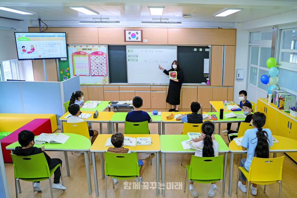 삼호서초 한국어학급 수업현장. 학생들은 일상적이고 평범한 대화를 배우고 연습한다.
