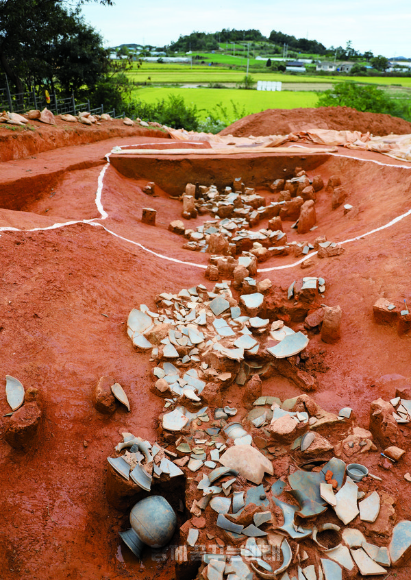 연구원들이 쌍무덤을 빙둘러 판 주구(도랑)에서 발견된 토기들