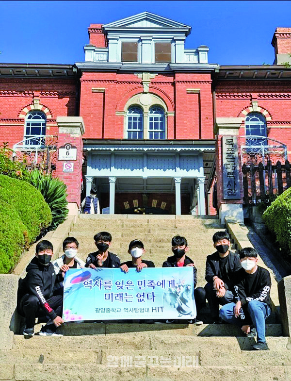 목포근대역사관(옛 일본영사관) 앞에서 사진찍은 H.I.T팀