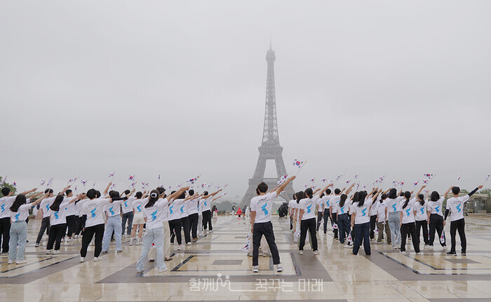프랑스 에펠탑이 보이는 트로이카데로 광장에서 학생들은 “독도는 우리 땅”을 외쳤다.