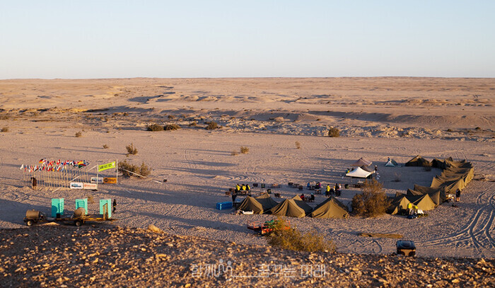 아프리카 나미비아 사막 한가운데 차려진 베이스캠프(2021년)