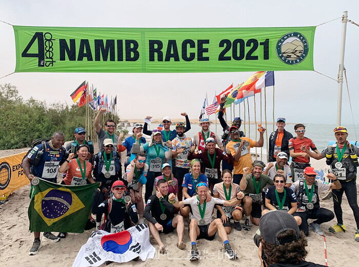아프리카 나미비아 사막 마라톤 대회 완주 후 참가자들과 기념사진(2021년)