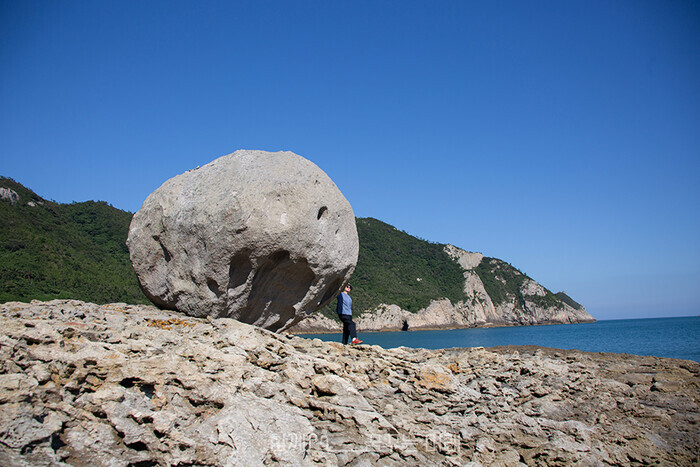 지름이 4~5m 정도 되는 둥근 바위, 꽁돌. 손금까지 새겨진 움푹 파인 손바닥 자국이 관람 포인트이다.